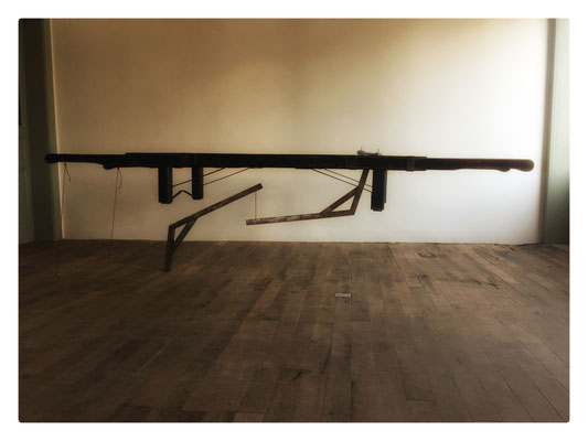 Pièce Rapportée (Corps-mort, n.m. : objet pesant posé au fond de l'eau afin que les bateaux puissent s'y amarrer) / 2020 / Porte-cercueil, structure métallique, corde / 285x65x84 cm