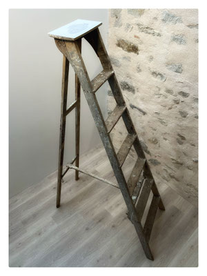 Hune / 2024 / Mine graphite et encre acrylique sur papier Hahnemühle, escabeau de peintre / 19,5x36,5 cm (dessin) / 210x129x65 cm l’ensemble