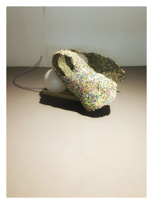 Dépouille / 2019 / Papier mâché de confettis, ballon de baudruche, moteur, tuyau / Échelle 1