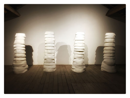Caryatides / 2017 / 50 éléments en plâtre / Dimensions variables