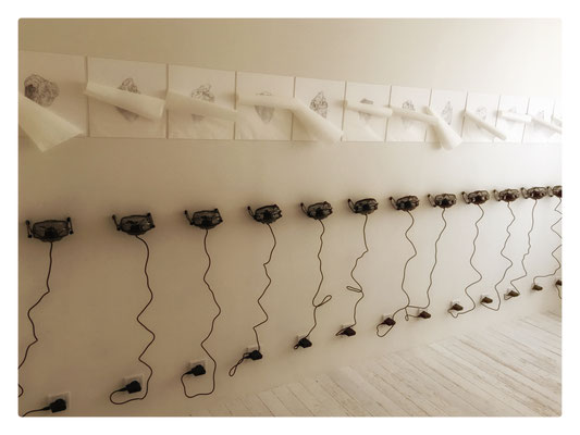 Aria / 2017 / 39 éléments / Mine graphite sur papier Hanhemühle, papier Wenzhou, mini-ventilateurs, alimentation électrique, salle blanche / 30x30 cm chaque dessin / 285x438x11 cm l'ensemble