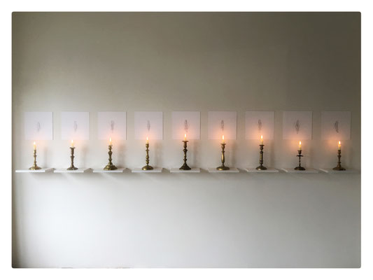 EVES< (The Last Lost Lusts' List) / 2019 / Mine graphite sur papier Hahnemülhe, bougeoirs, cierges, feu, tablettes / Neuf unités (sur 18) / 30x30 cm chaque dessin / 62x342x19 cm l'ensemble