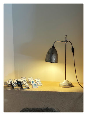 Tombée / 2025 / Diapositives, lampe, alimentation électrique / Dimensions variables