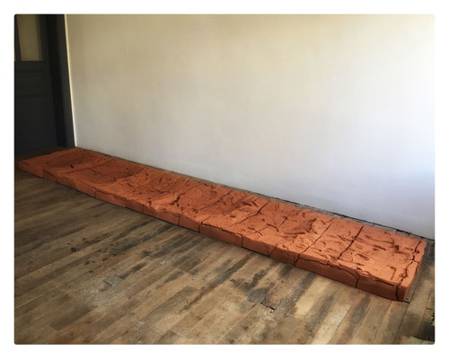 Opus incertum / 2023 / Argile rouge, empreintes / Dimensions initiales : 400x78x8 cm   
