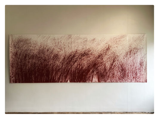 Houle / 2024 / Pigments Rouge de venise frappés et acrylique sur papier Etival Grain nuage / 367x130 cm