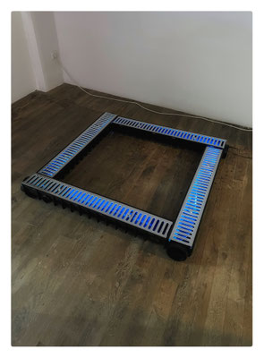 Styx #2 / 2025 / Aquodrains, ruban de Leds, dispositif de captation, alimentation électrique / 115x115x12 cm