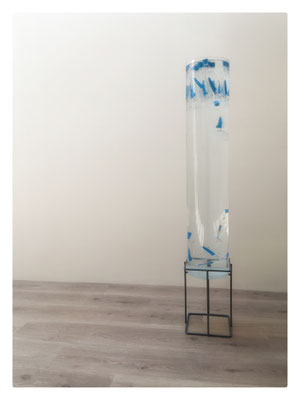 Assomption / 2023 / Plexiglas, métal, Vierges en plastique de Lourdes, eau, eau déminéralisée, eau de vie, eau bénite, sel marin / 127x24x24 cm (avec Étienne Rivière)