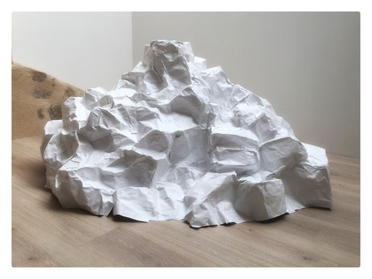 Barricade / 2023 / Papier buvard, colle / 150x120x84 cm