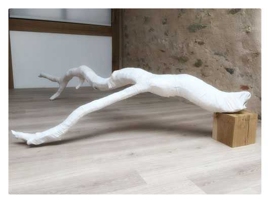 Anima / 2021 / Branche de châtaignier, lin / 270x90x47 cm   
