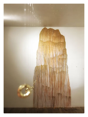 Amer / 2019 / Dessin mural : encres métallique et acrylique - 300x450 cm / Suspension : crochets métalliques, œillets, fil nylon - Espace entre deux vagues