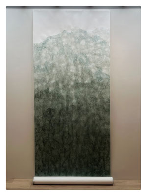 Aqua Alta / 2024 / Aquarelle de Terre verte sur papier Bambou, eau, souffles /367x131x17 cm