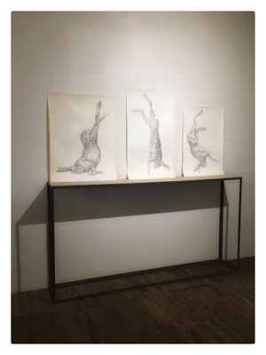 L’Étal / 2016 / Mine graphite sur papier Fabriano, métal, bois / 3 dessins sur console / 190x190x30 cm l’ensemble