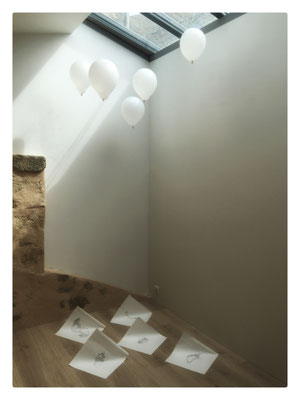 Lest / 2023 / 5 dessins sur un potentiel de 206 / Mine graphite sur Washi, ballon de baudruche, fil de nylon, hélium / Dimensions de l'ensemble variables / 35x35 cm chaque dessin