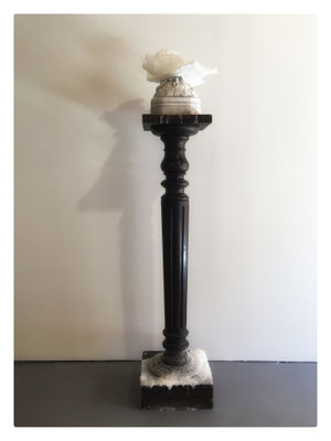 Déposition / 2023 / Cire, fonte de pierre, piédestal / Dimensions variables   