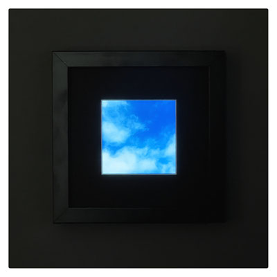 Avant la Nuit (11ème année) / 2024 / Montage vidéo de 365 photographies, tablette numérique, cadre / MP4, Couleur, Muet / 42’35 / 10,6x10,6 cm (hors cadre) / 25x25 cm l’ensemble / Diffusion en boucle