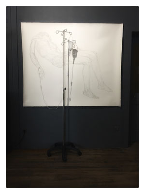 Rappel / 2023 / Dessin du Christ mort inspiré de La Pietà de Michel-Ange (1498-1499) / Mine graphite sur papier Artistico de Fabriano, porte-sérum, set de perfusion, encre acrylique blanche / 220,5x172x60 cm l'ensemble