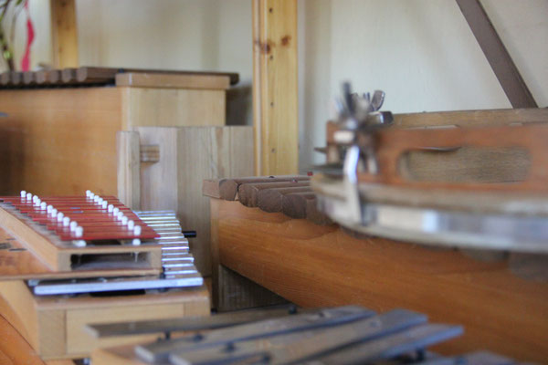 Musikinstrumente in der Schul-Aula