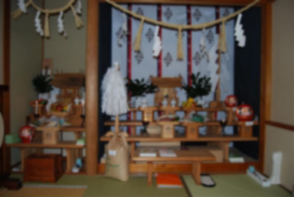 本集会のために飾られた旧会館の開祖遙拝所のようす