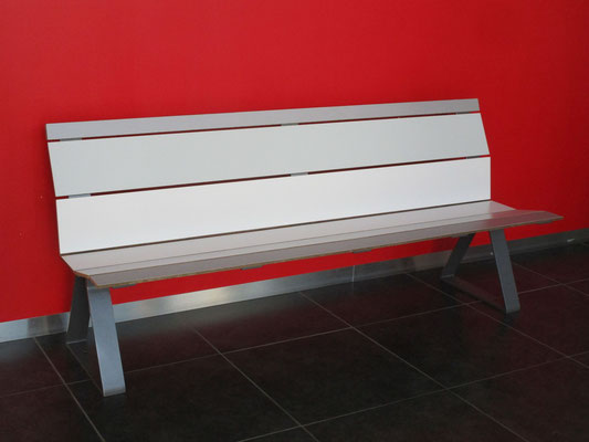 Swing 01 HPL Sitzbank aus HPL und Stahl ohne Armlehnen – Individualdekor und Farbbeschichtung möglich.