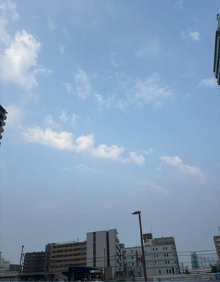 猛暑日３６℃空気中の水蒸気が町を蜃気楼のように見せています。