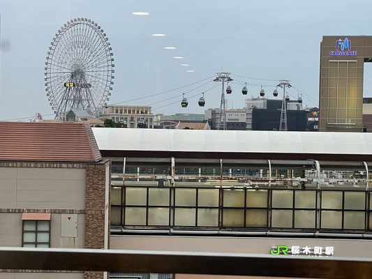 横浜市社会福祉センターホールの廊下からはみなとみらいがよく見えます。