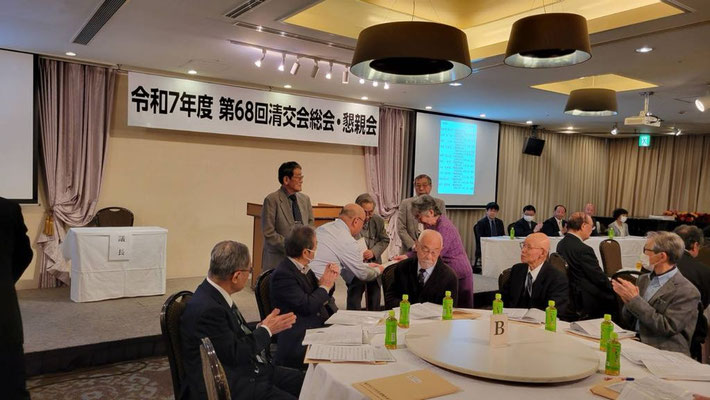 叙勲受章者記念品贈呈