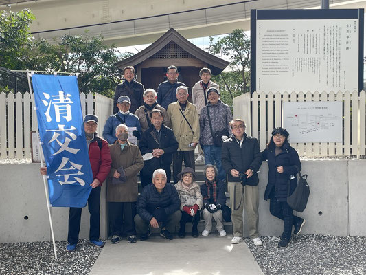 ちょうど、碑を見学していた人に頼んでハイパチリ。