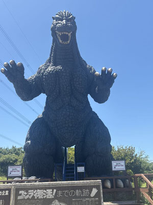 ひまわりの先にはゴジラが待っていました