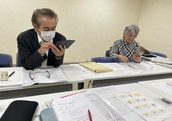 同じ資料を見るために机は近づけて・・。