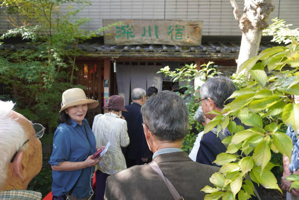 全員集まってから入店になります。俳句の先輩たちは私たちの人数に驚いていました。