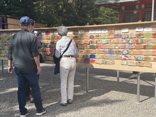 七五三が近い境内にはたくさんの絵馬がありました