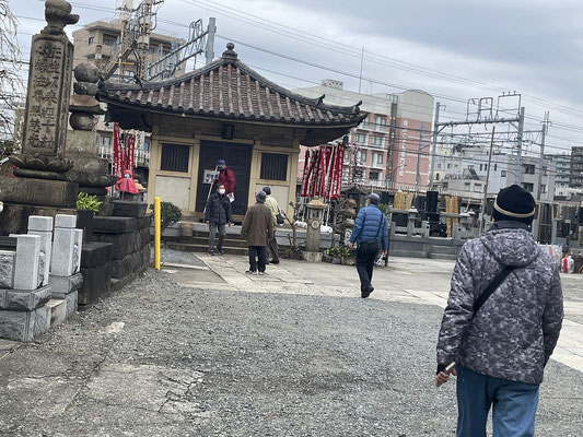 慶運寺本堂脇の、この堂の中に竜宮城が見えるかも？小さなノゾキアナから覗きます。