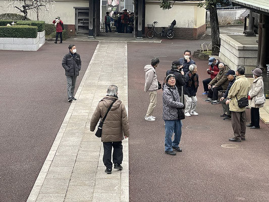 本覚寺は他の近隣の寺より一回り大きく、当時は眼前に海原が広がります。