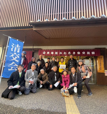 ボランティアの方の川崎への愛溢れる説明の後は六郷の渡しへ。その前に今日の研修散策会参加者で記念写真