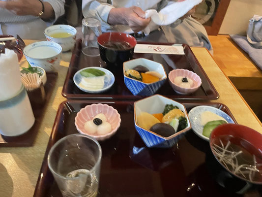 辰巳ごのみは炊き込みと、ぶっかけの深川めしが両方味わえるランチ。炊き込みはお結びにして持ち帰れます。