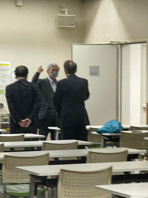 役員会後の立ち話？