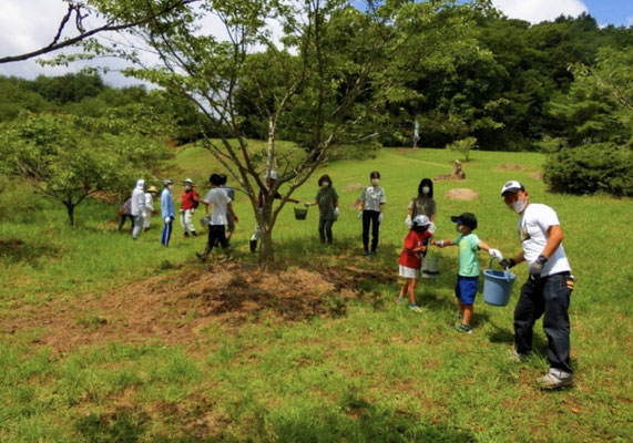 バケツリレーで水を運ぶ