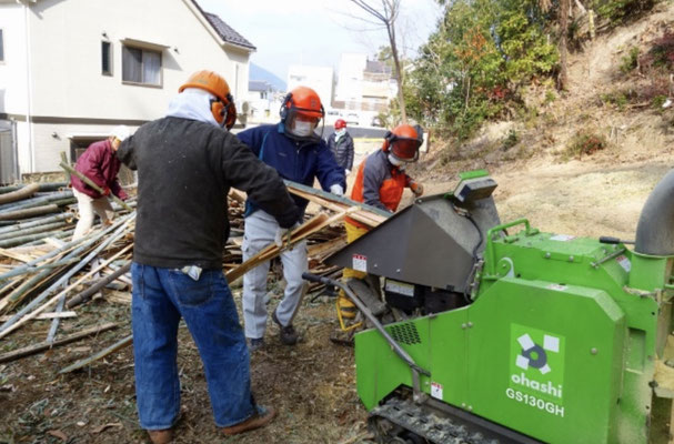 午後からの作業　竹稈（ちくかん）粉砕