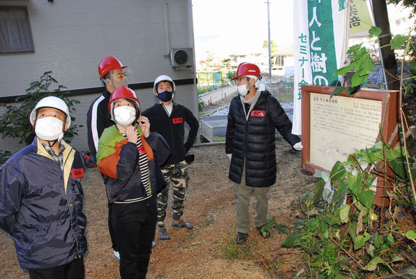 作業後は国の史跡　中小田古墳群の説明版前での学習の様子。その後、発掘現場を訪ねる