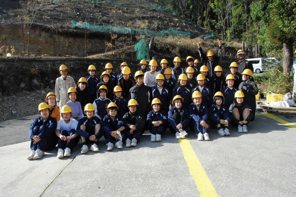 3月15日　甲田中学校１年生ミツマタ植樹会集合写真