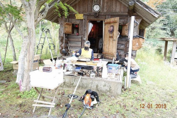 ログハウスの料理場風景 大徳特製焼きそば、マツタケ飯、栗飯など秋の味覚を堪能