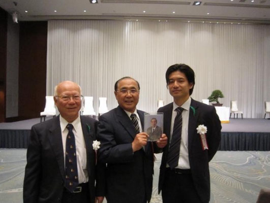 式典会場をバックにアテンドの石倉係長（林野庁）と一緒
