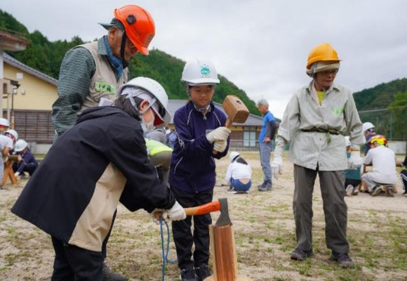 森林の学び舎 薪割体験