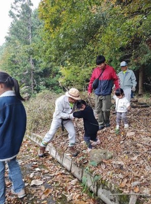 水路「怖いよー」うまくわたり貴重な体験でした