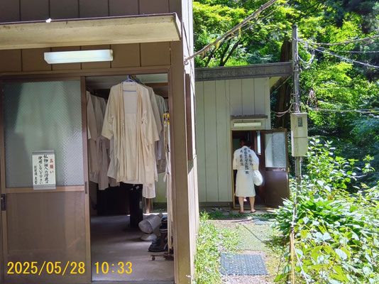 左修行衣の乾燥室、右更衣室