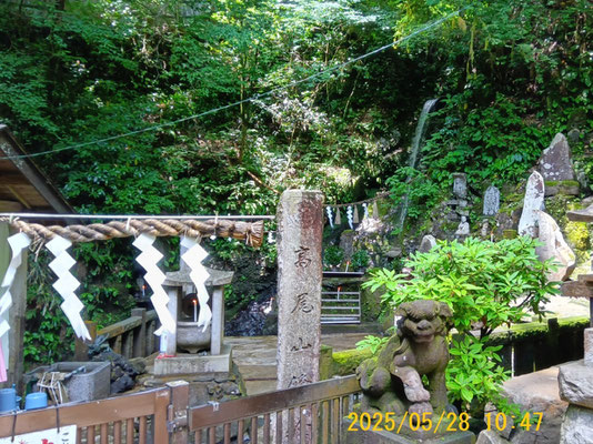 注連縄の奥が琵琶滝水行場