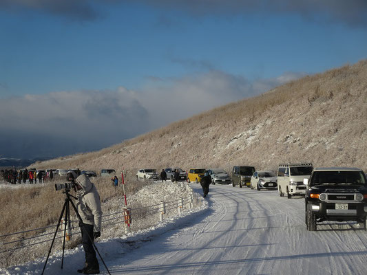 ビーナスライン沿いにずらっと並ぶカメラマン 　左に車山肩と八ヶ岳、右に南アルプス、中央に富士山の 　人気の撮影スポットです