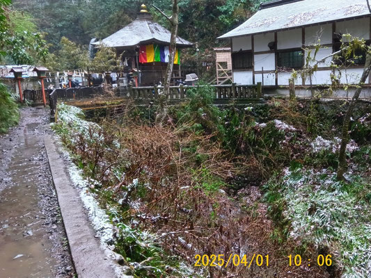 未明に降った雪が残る琵琶滝