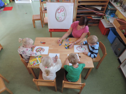 Durch Malgeschichten fördern wir die Grafomotorik und Sprache. Beides ist wichtig für den späteren Eintritt in die Schule!