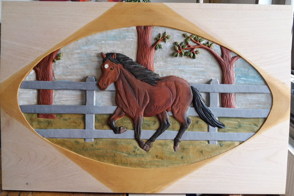 Pferd im Galopp, ca 40 cm x 60 cm (HxB). Ahorn, farbig gefasst, Preis auf Anfrage